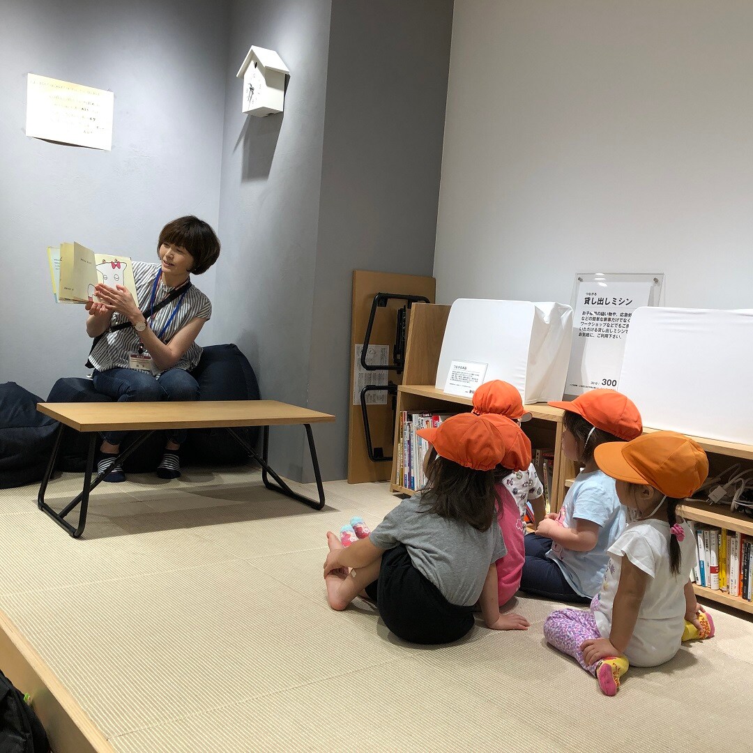 キービジュアル画像：絵本の読みきかせ会のようす｜イベントレポート