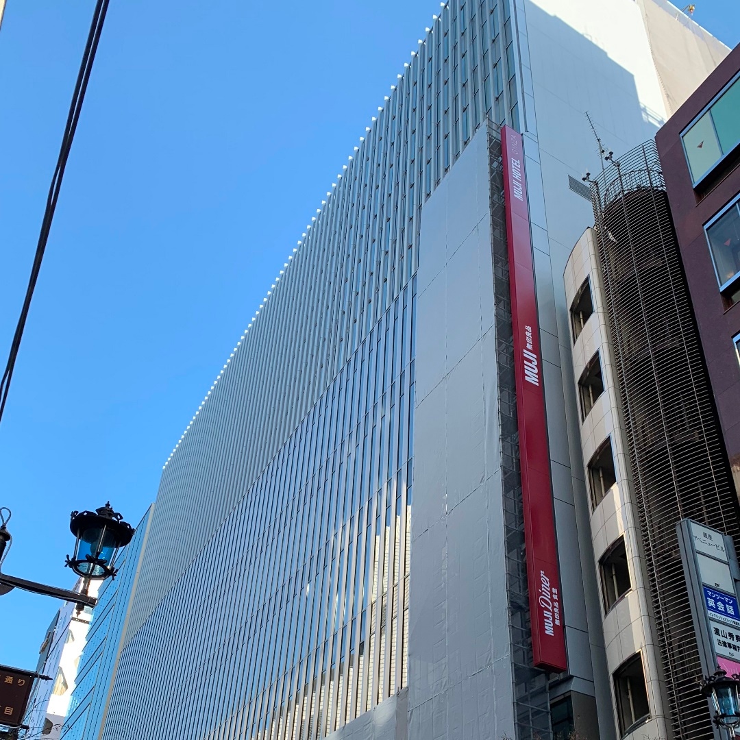 キービジュアル画像：12月外看板がつきました｜無印良品 銀座ができるまで