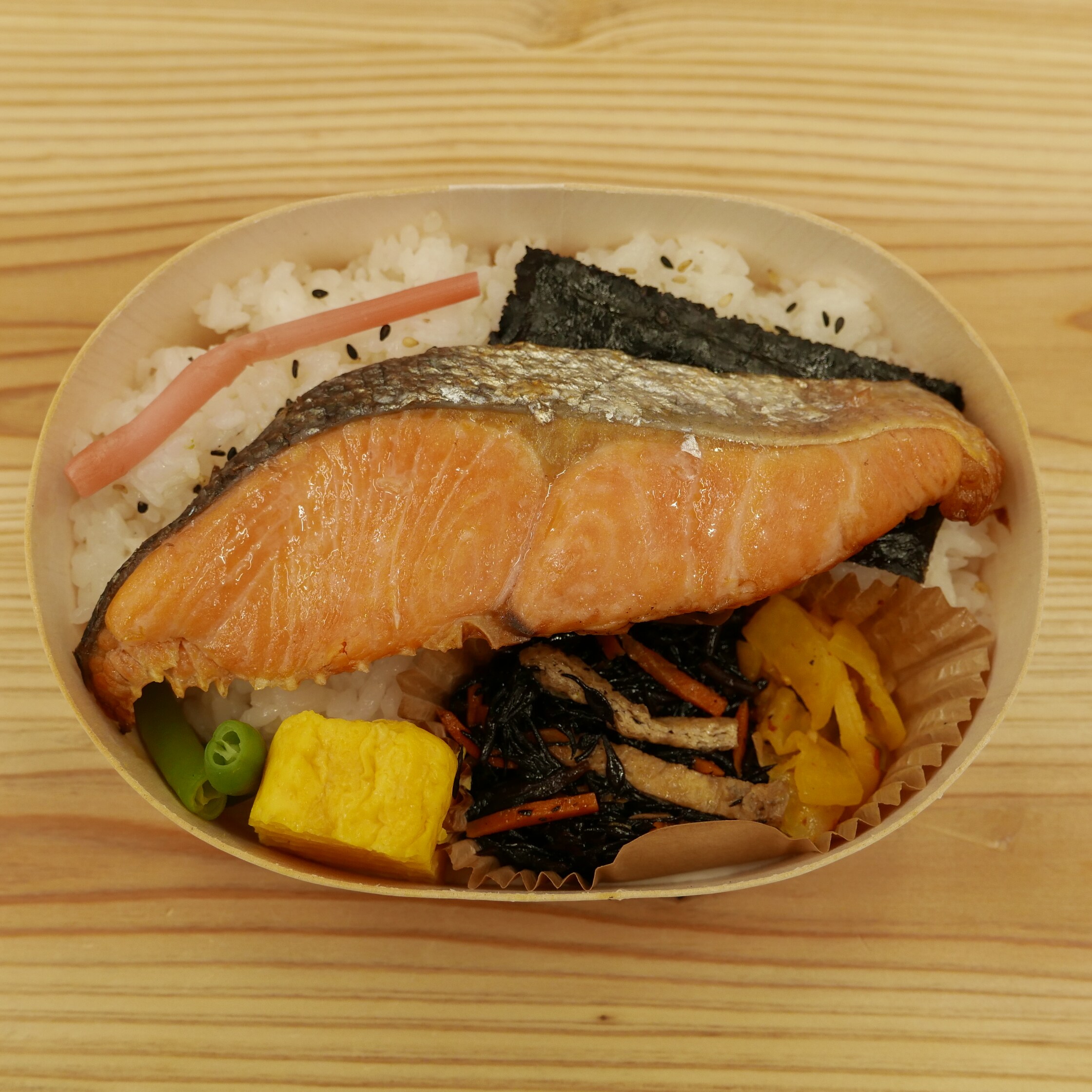 キービジュアル画像：【銀座】お弁当だより―人気の大きな鮭弁当にズームイン―1F食品売場
