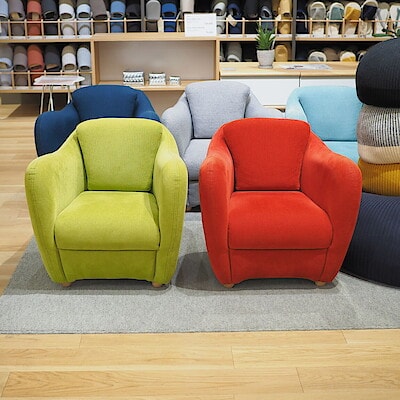 【直江津】個性的なカラーとフォルム｜IDEE ミニ ミラー アーム チェア