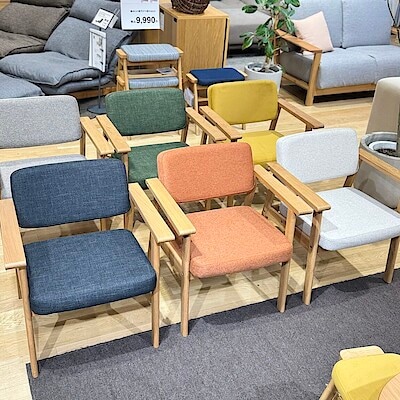 【直江津】ゆったり座れる新しいチェア｜木製アームチェア