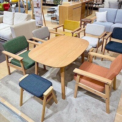 【直江津】自分らしい色選び | チェアとスツールの楽しみ方