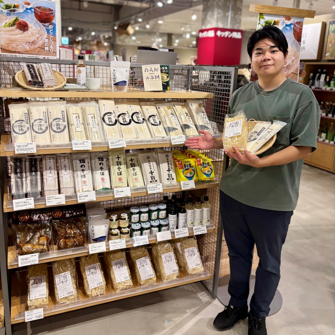 そうめん売場に立つ笑顔のスタッフ