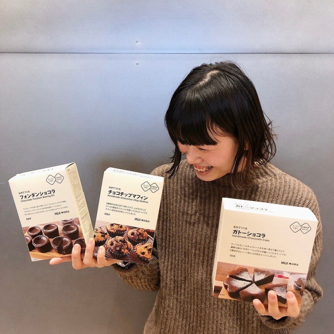 商品を持つ女性スタッフ