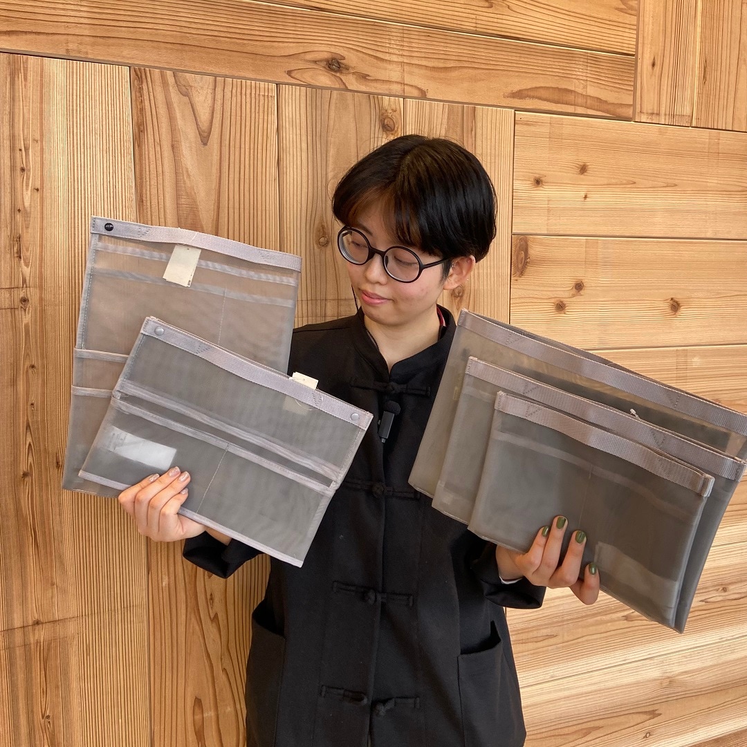 バッグインバッグを持っている女性の写真