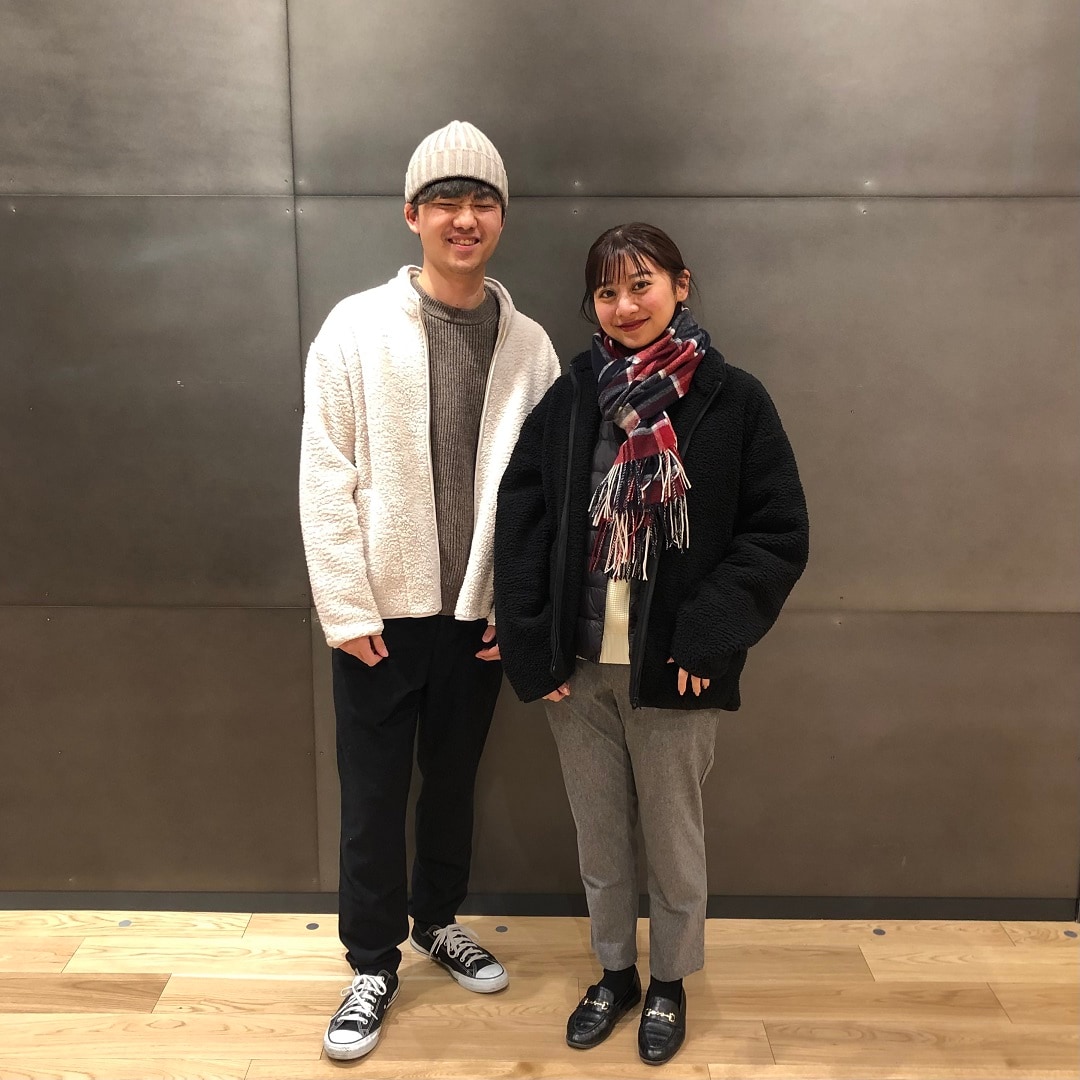 黒壁前　男女モデル全身