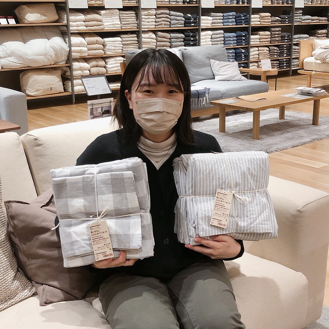 写真　商品を持つスタッフ