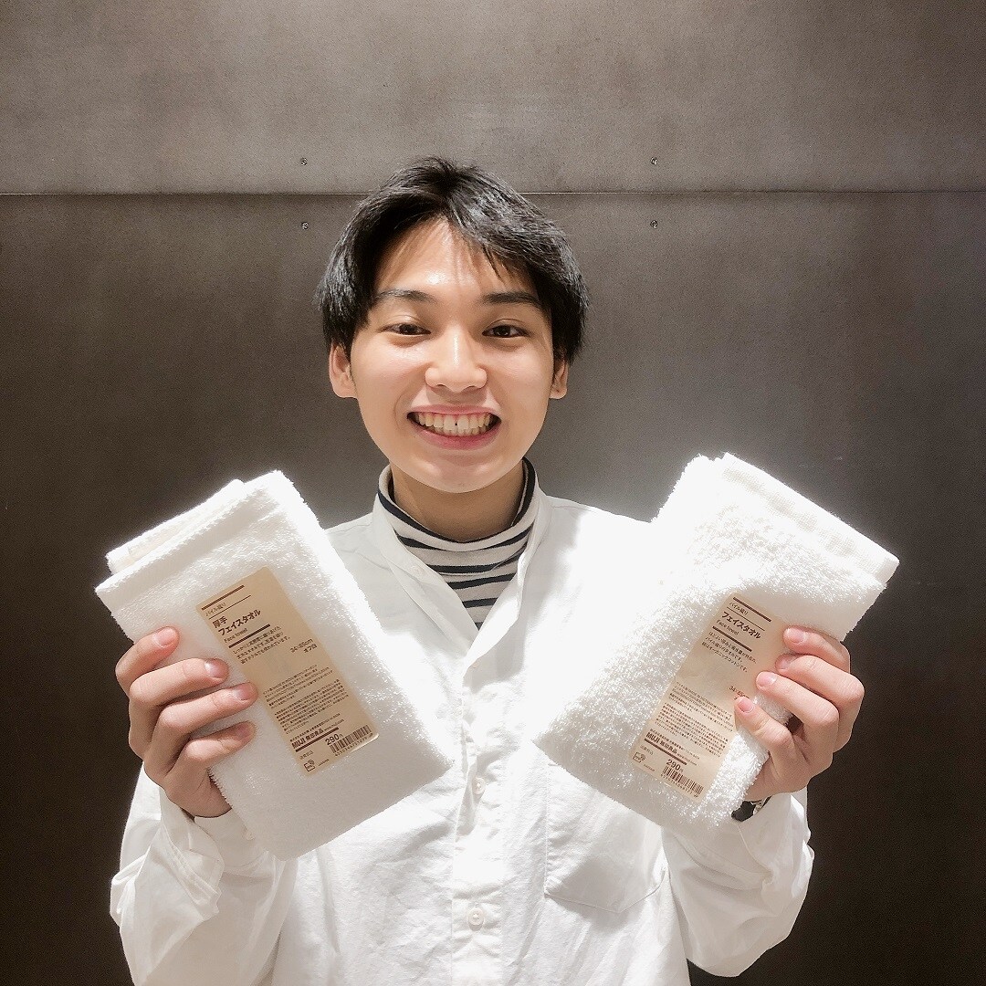 商品を持つスタッフ