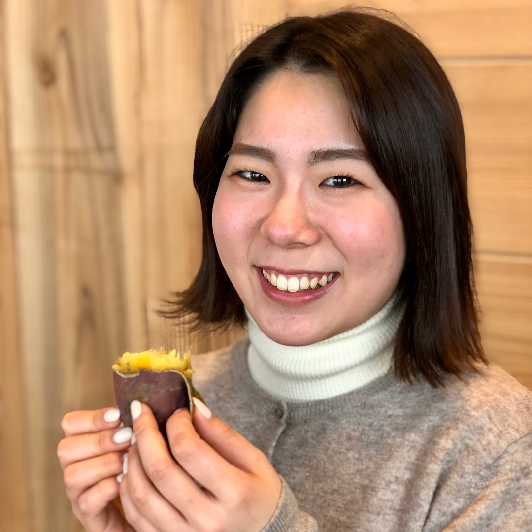 焼き芋を食べる女性スタッフ