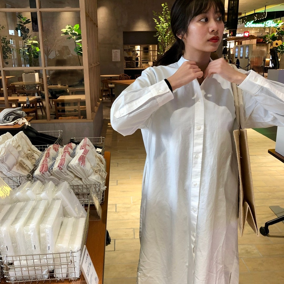 (シャツワンピ着用スタッフ)