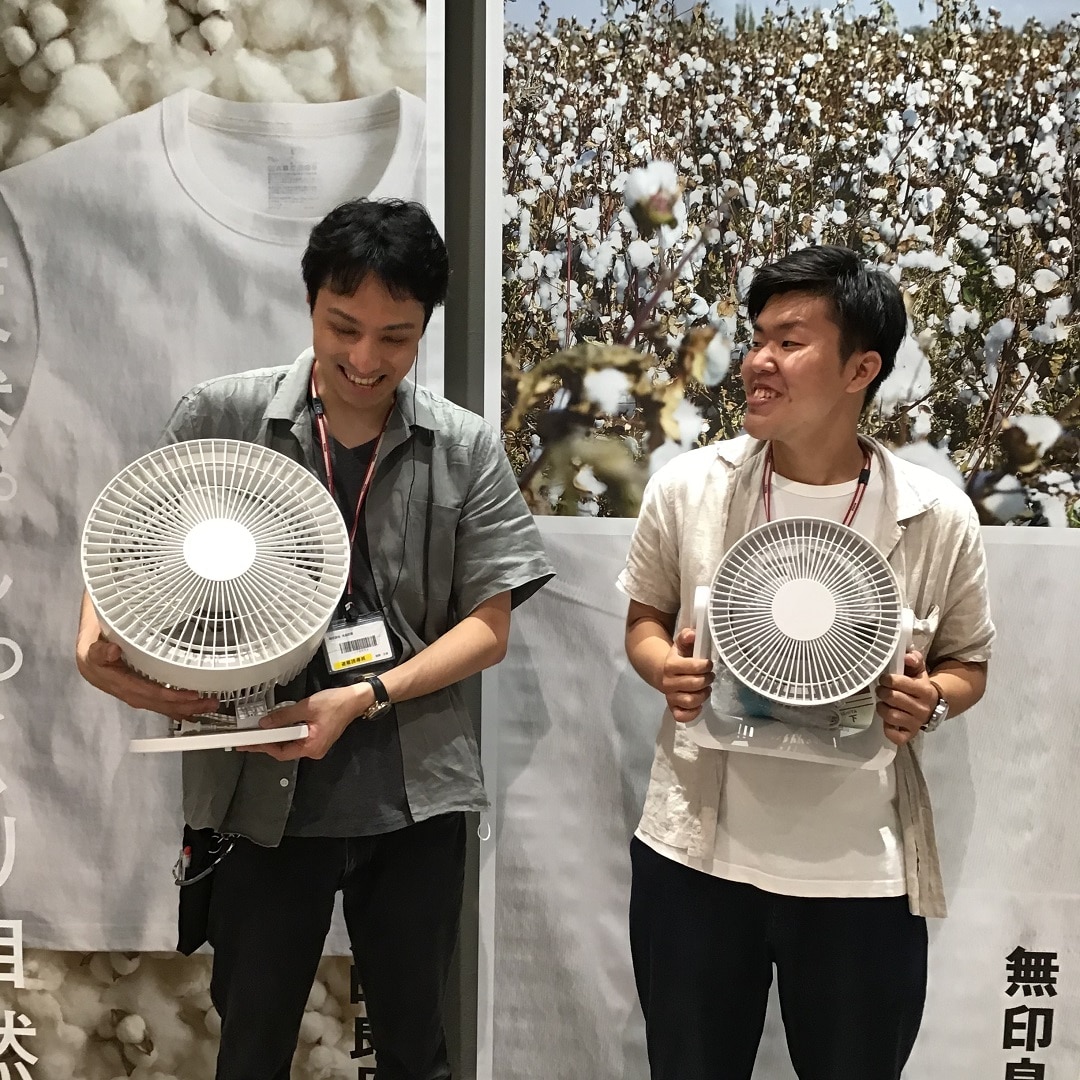 サーキュレーターを持ったスタッフ