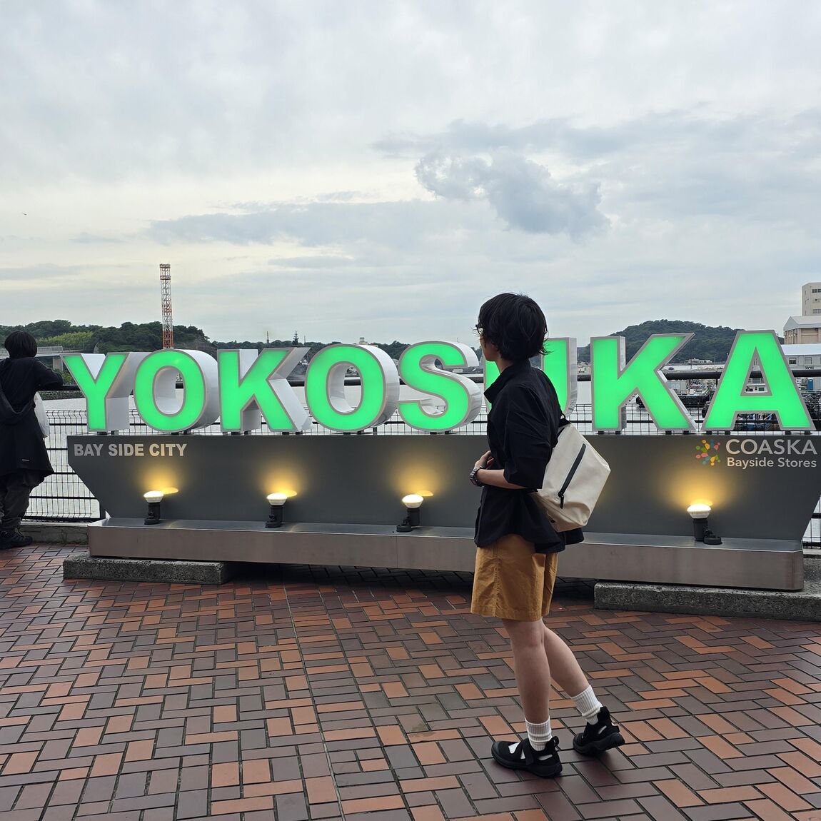 ショートパンツ姿のスタッフ