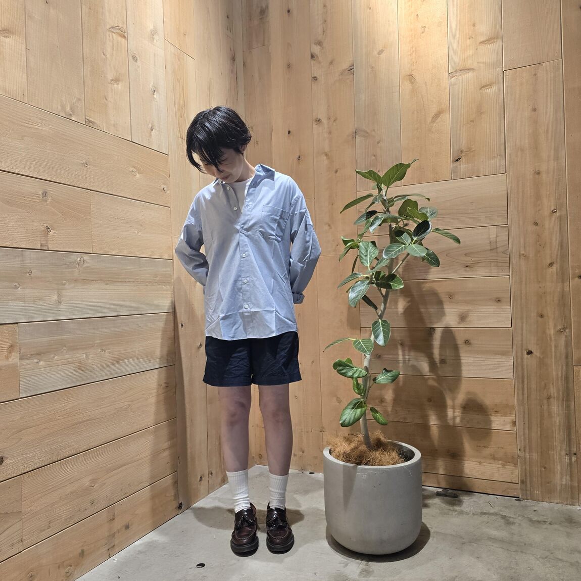 ショートパンツ姿のスタッフ