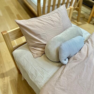 【マルヤガーデンズ鹿児島】シンプルなデザインのパイン材ベッド