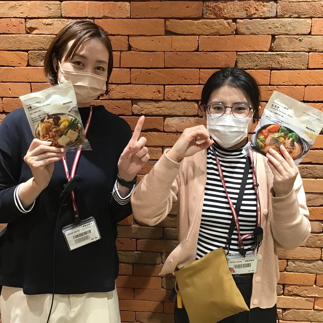鍋の素10％OFFを伝えるスタッフ2人