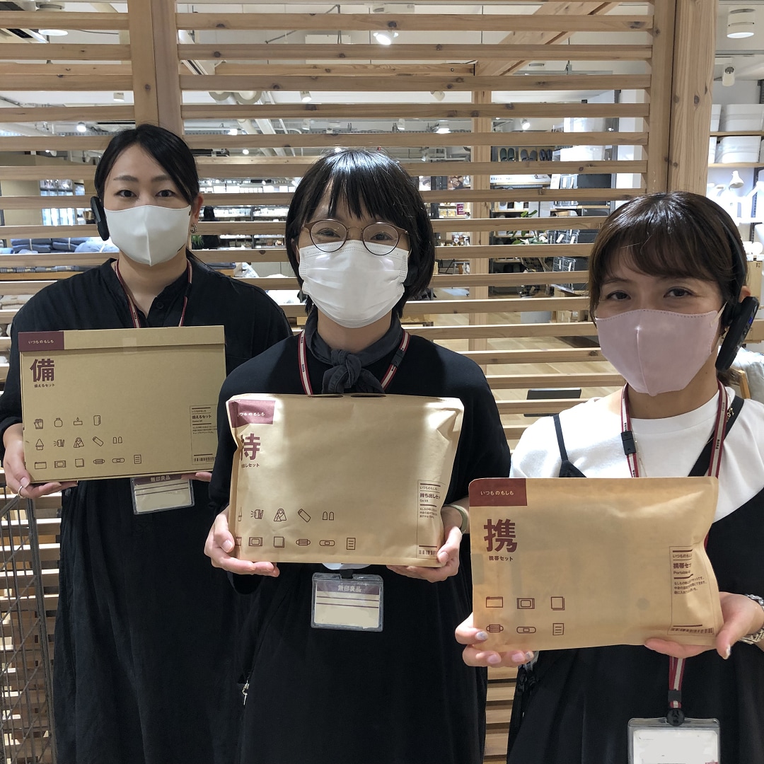 スタッフと防災グッズ