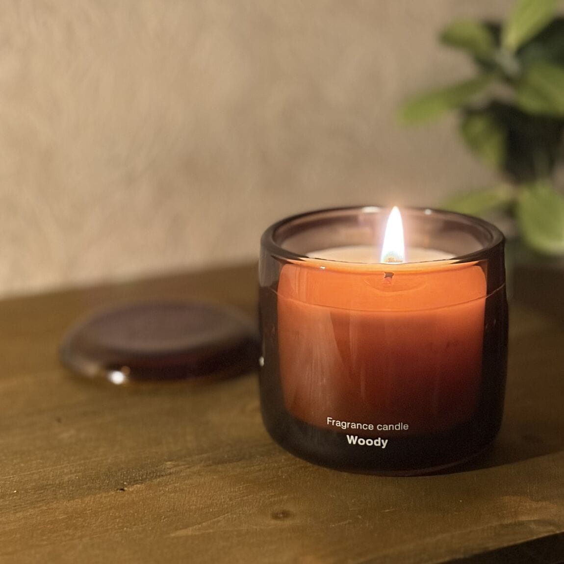 火が灯ったフレグランスキャンドル