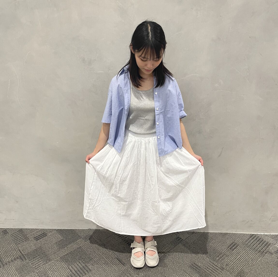 女性がスカートを着ている写真
