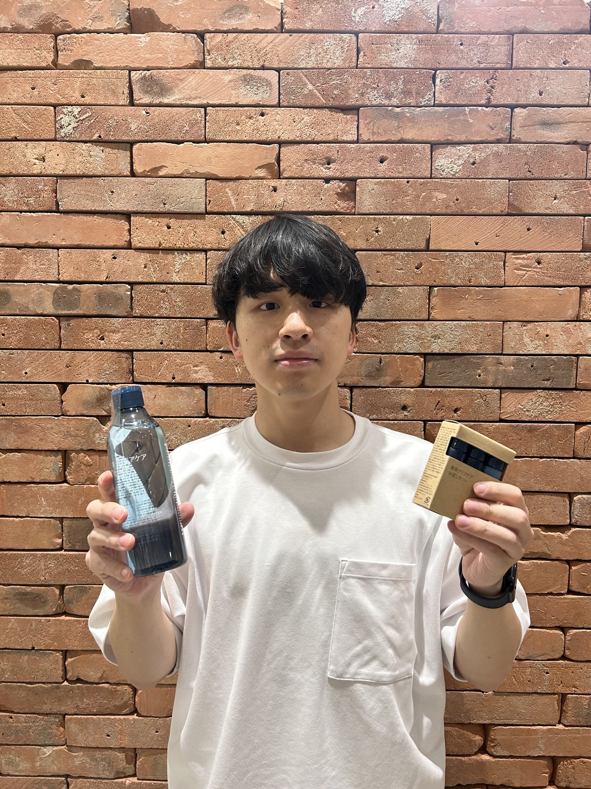 化粧水をもいる写真