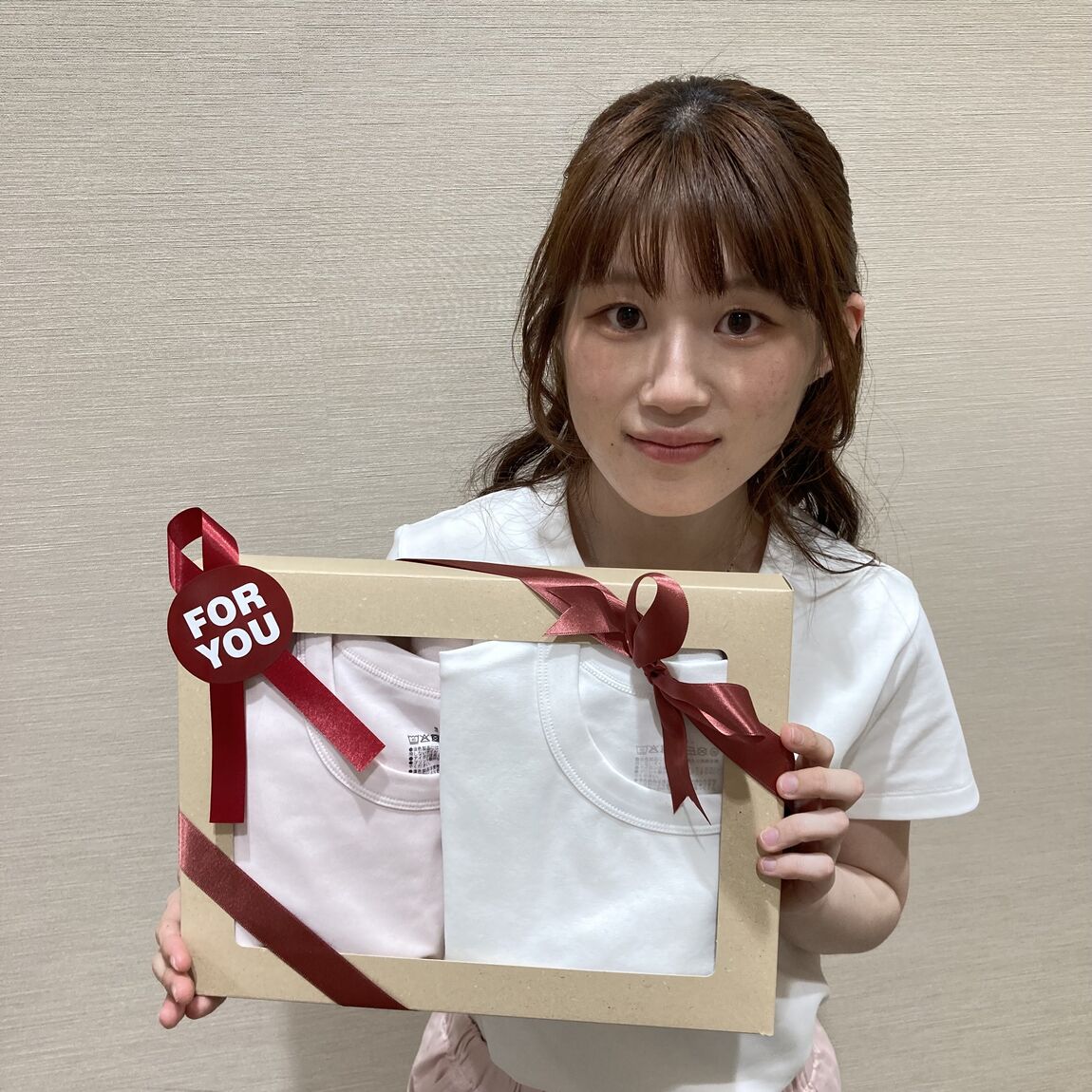 ギフトを持っている女性の写真