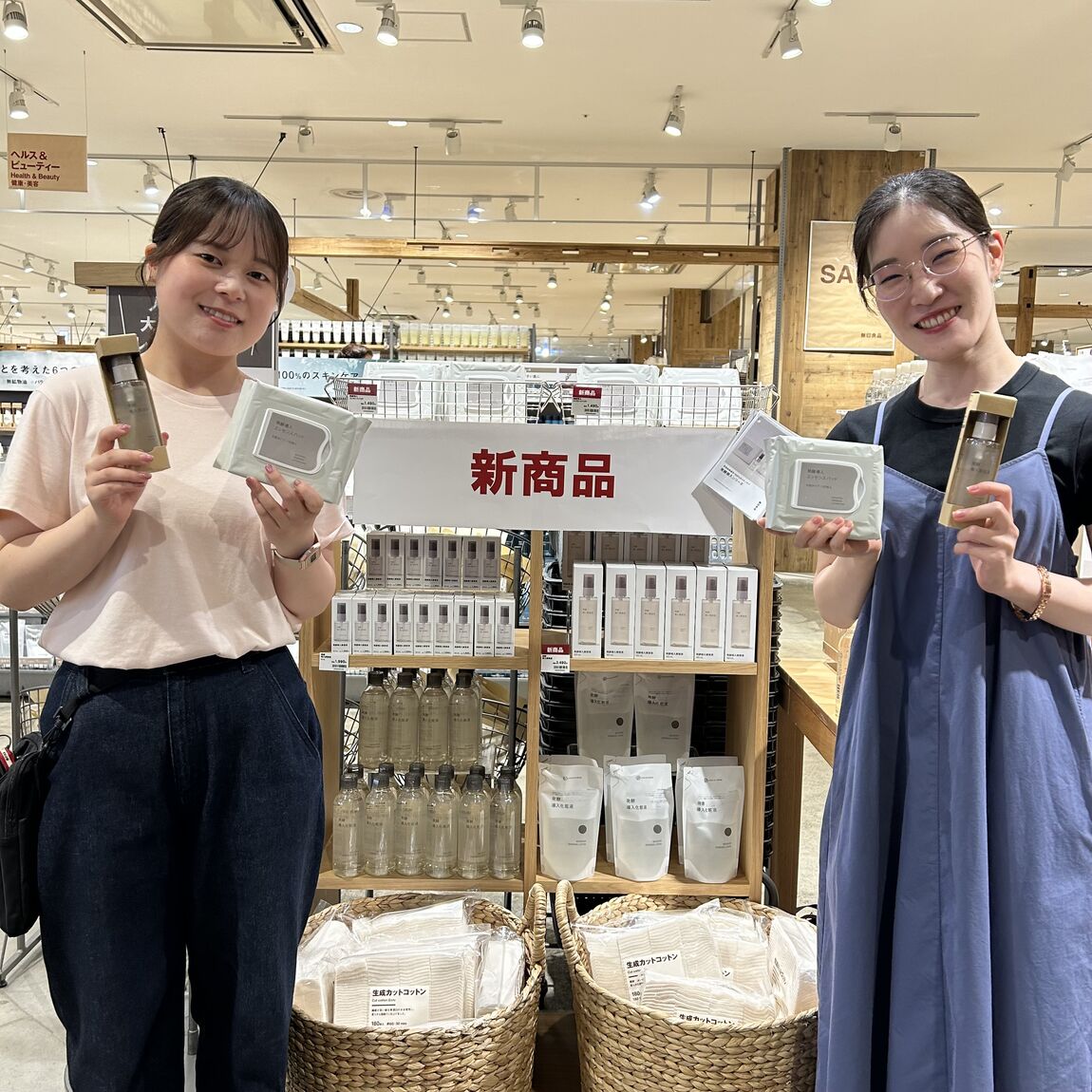 美容液、エッセンスパッドを持っている写真