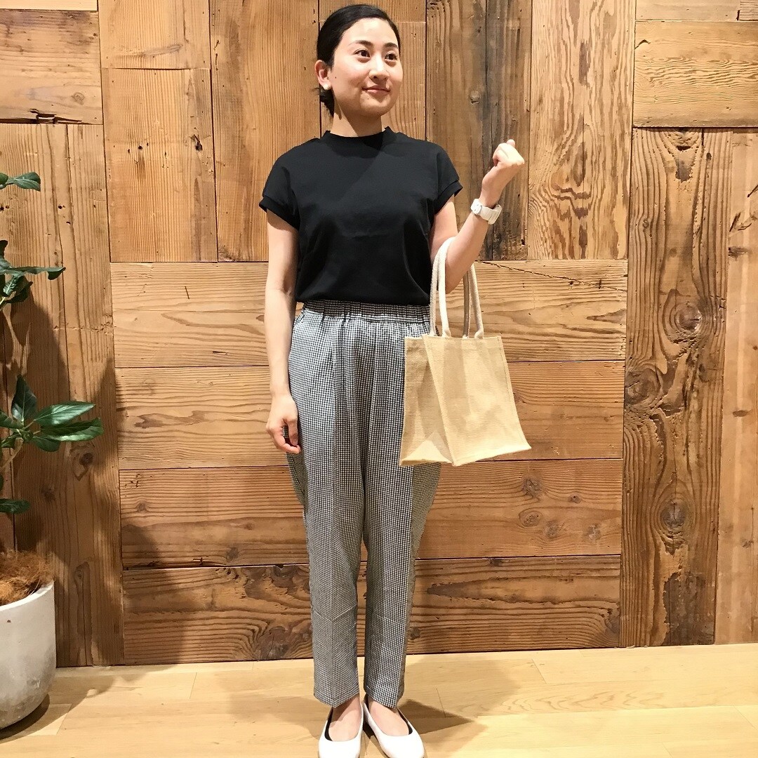 風を通すストレッチサッカーテーパードパンツ