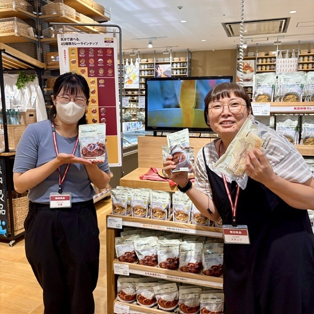 カレー売り場とスタッフ