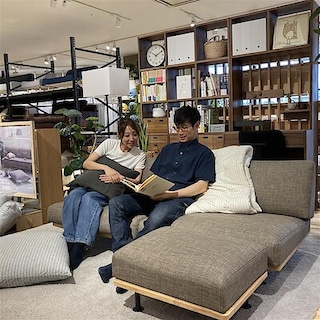 【イオンモール川口】ゆったり快適な座り心地。くつろぎを考えた木製アームレスソファ