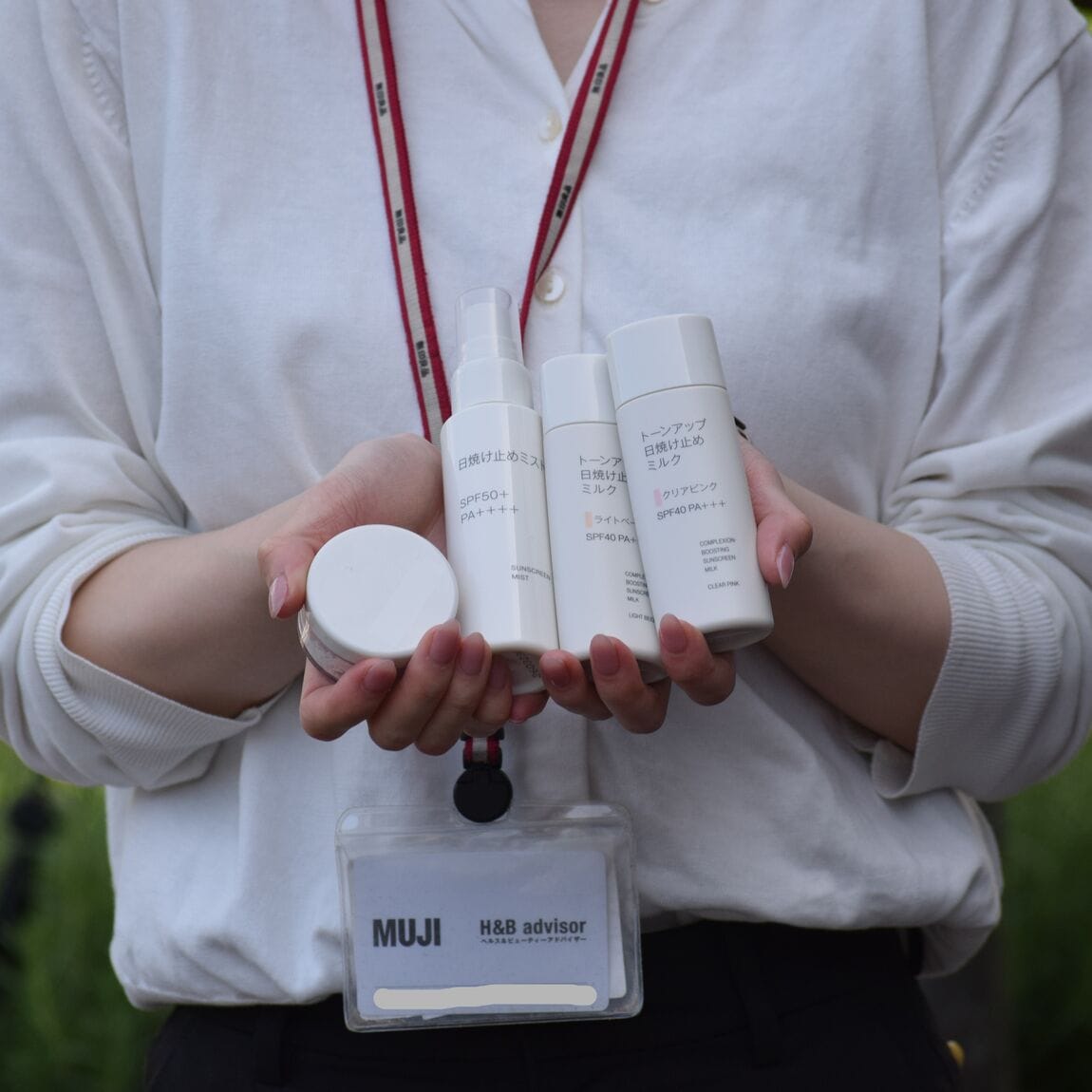 新商品の日焼け止めを持っている