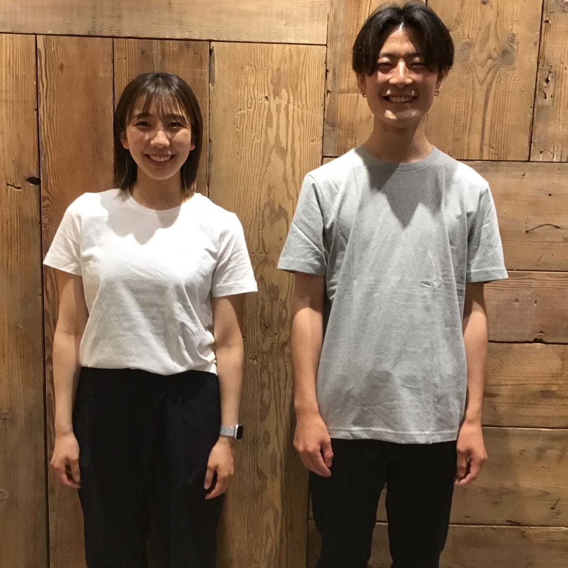 Tシャツを着用している男女の写真
