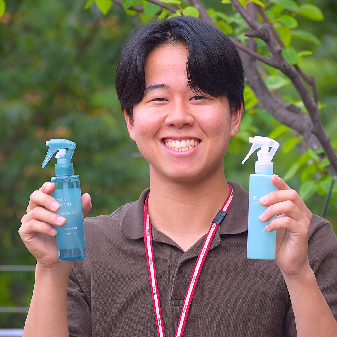 クールスプレーを持ってる人