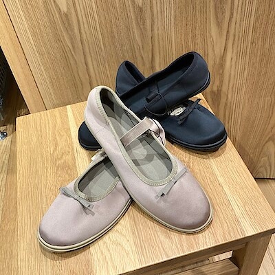 【須磨パティオ】優しいはき心地。撥水ストラップリボンフラットシューズのご紹介