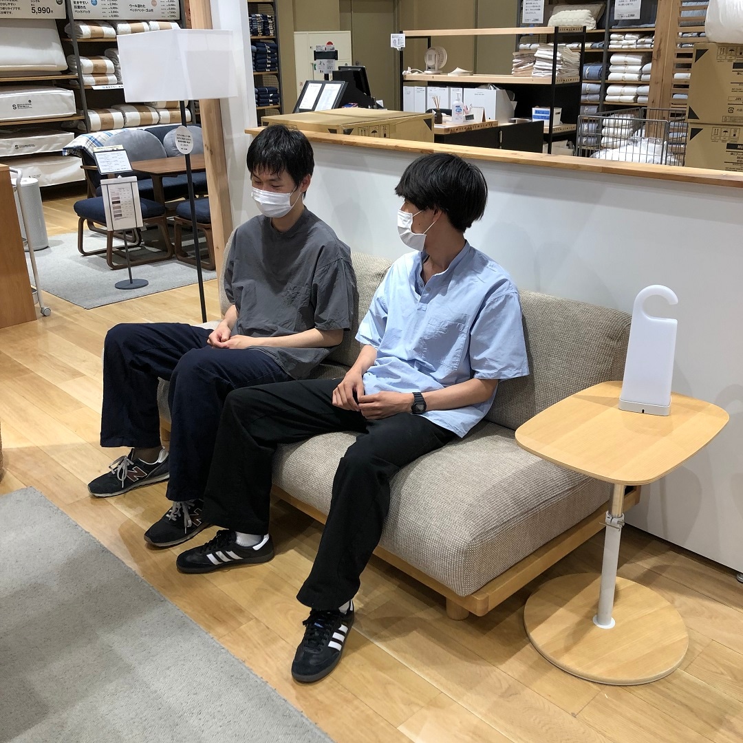 スタッフとソファ