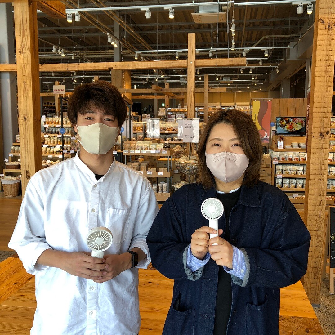 スタッフとハンディファン