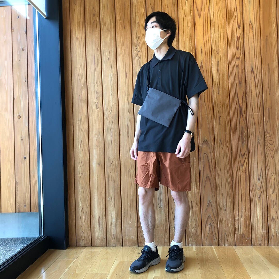 黒ポロシャツ横向き