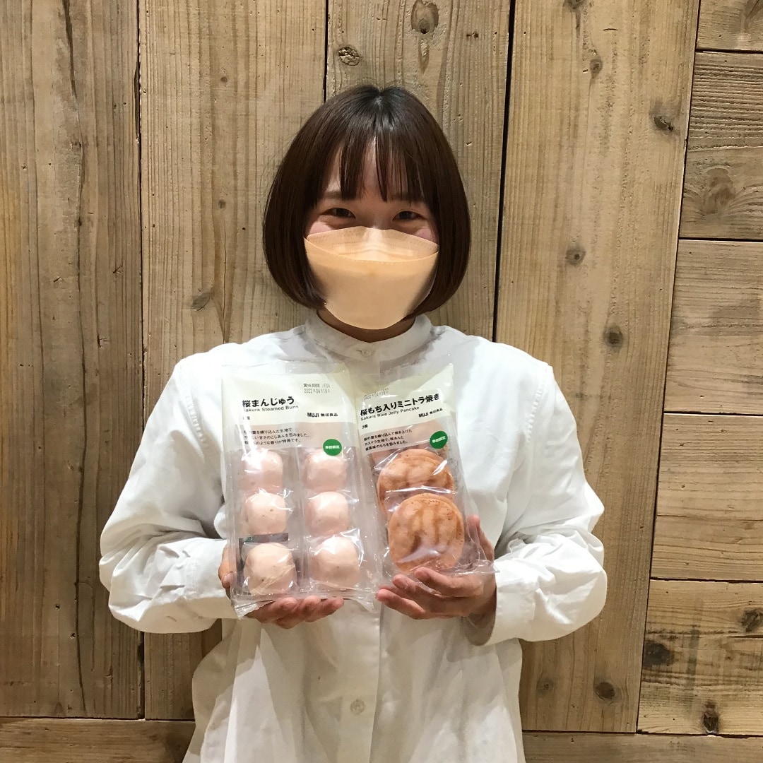 スタッフ持ち桜菓子