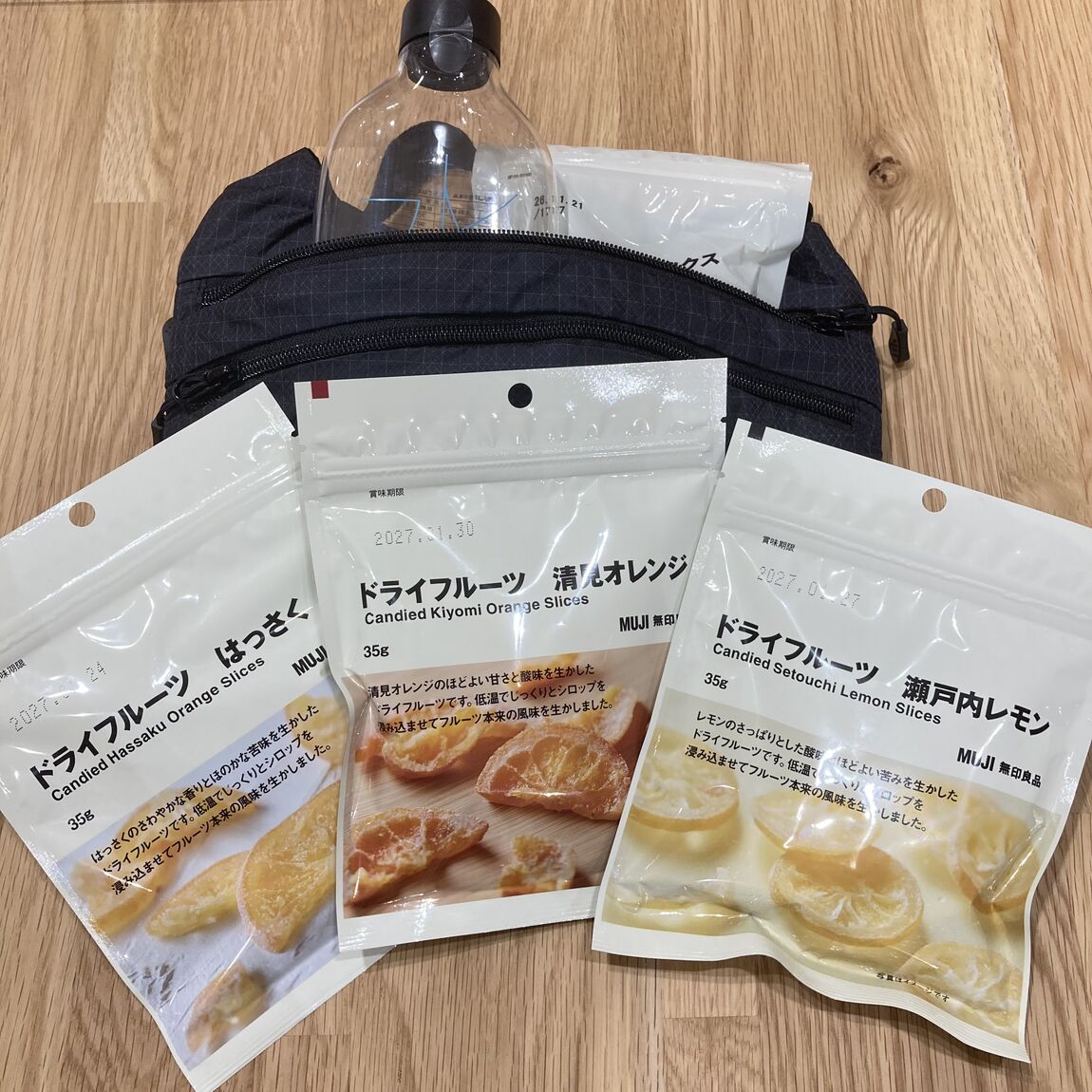 ドライフルーツのお菓子、リップストップショルダーバッグ、自分で詰める水のボトル