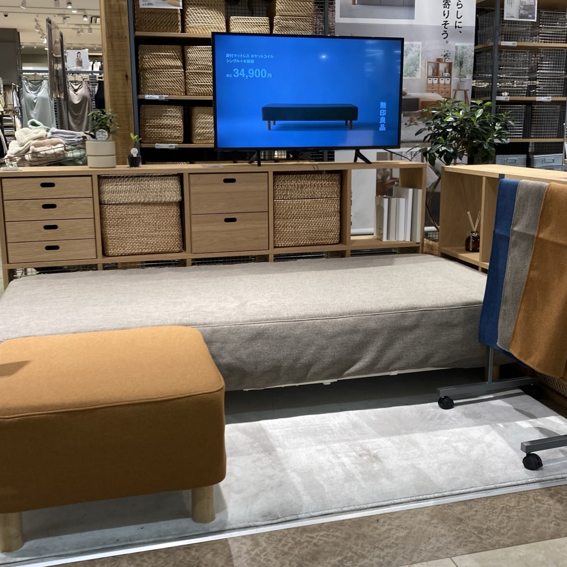 ベッドとスツールが置いてある写真