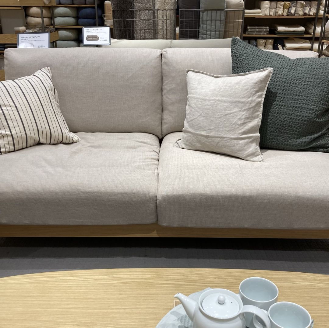 ソファの展示にクッションが置いてある写真