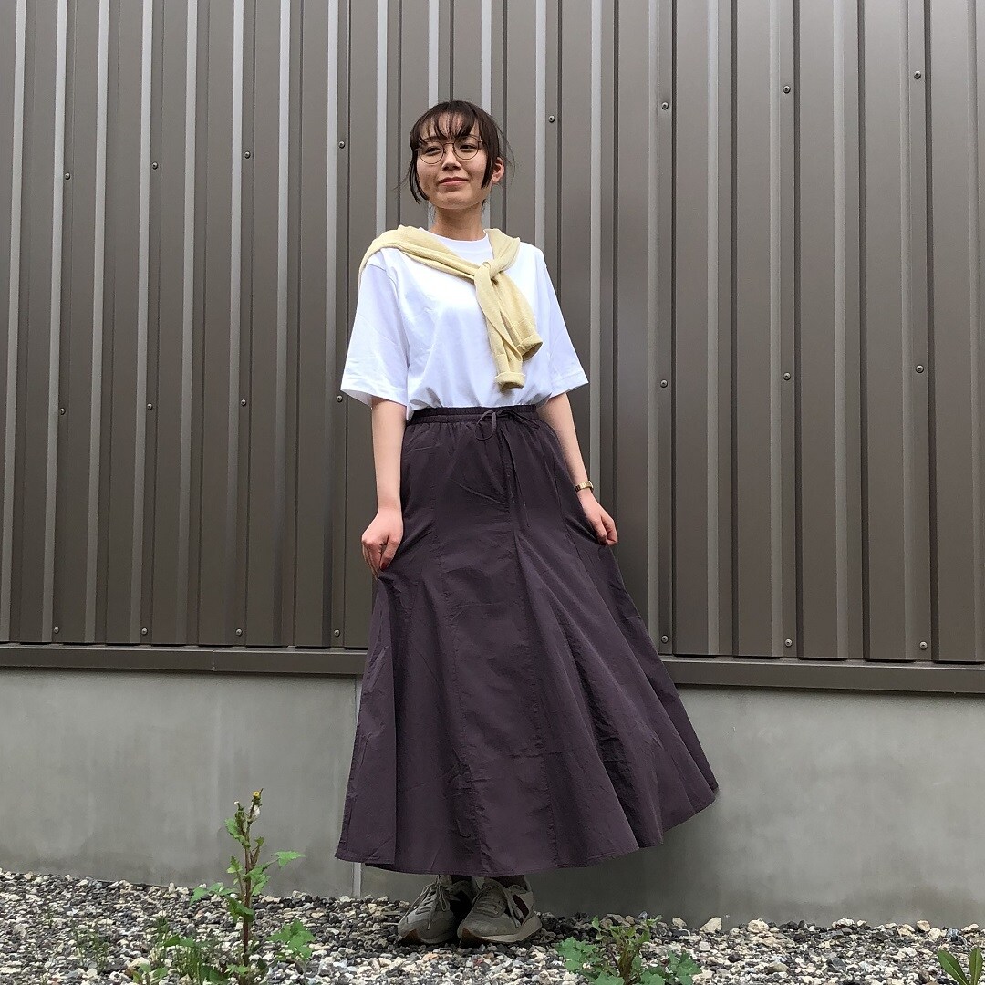 紹介商品を着る女性スタッフ