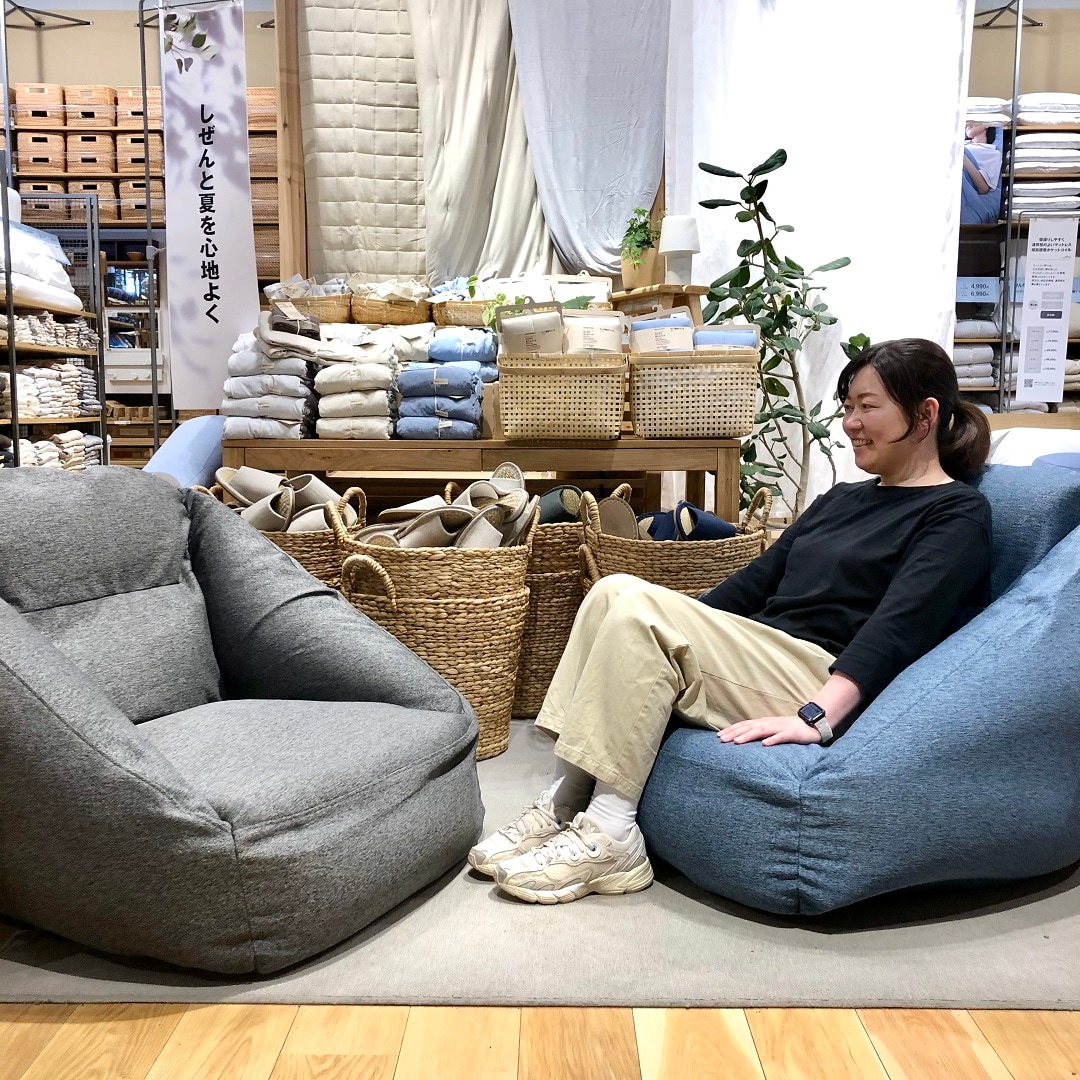 空気でできたソファとスタッフ