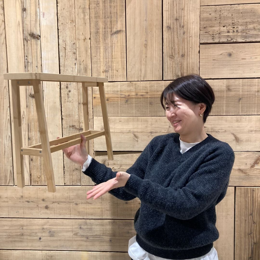 竹材スリムトレーテーブルを持つ女性