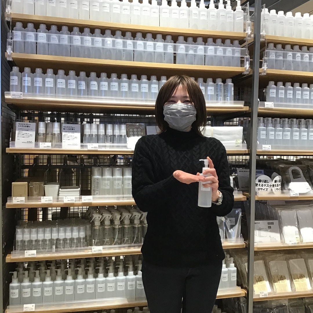消毒ジェルを紹介する女性
