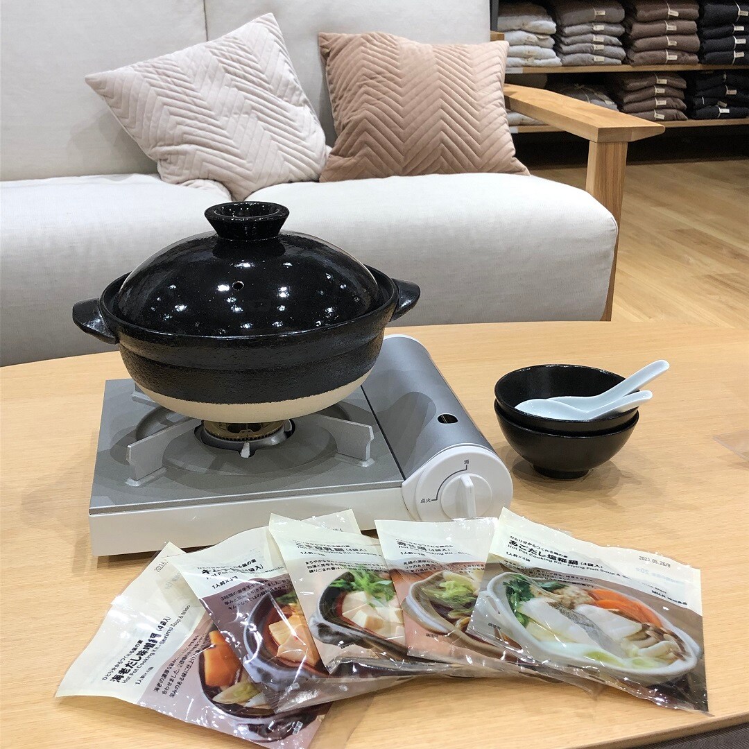 土鍋の前に鍋の素が並んでいる画像