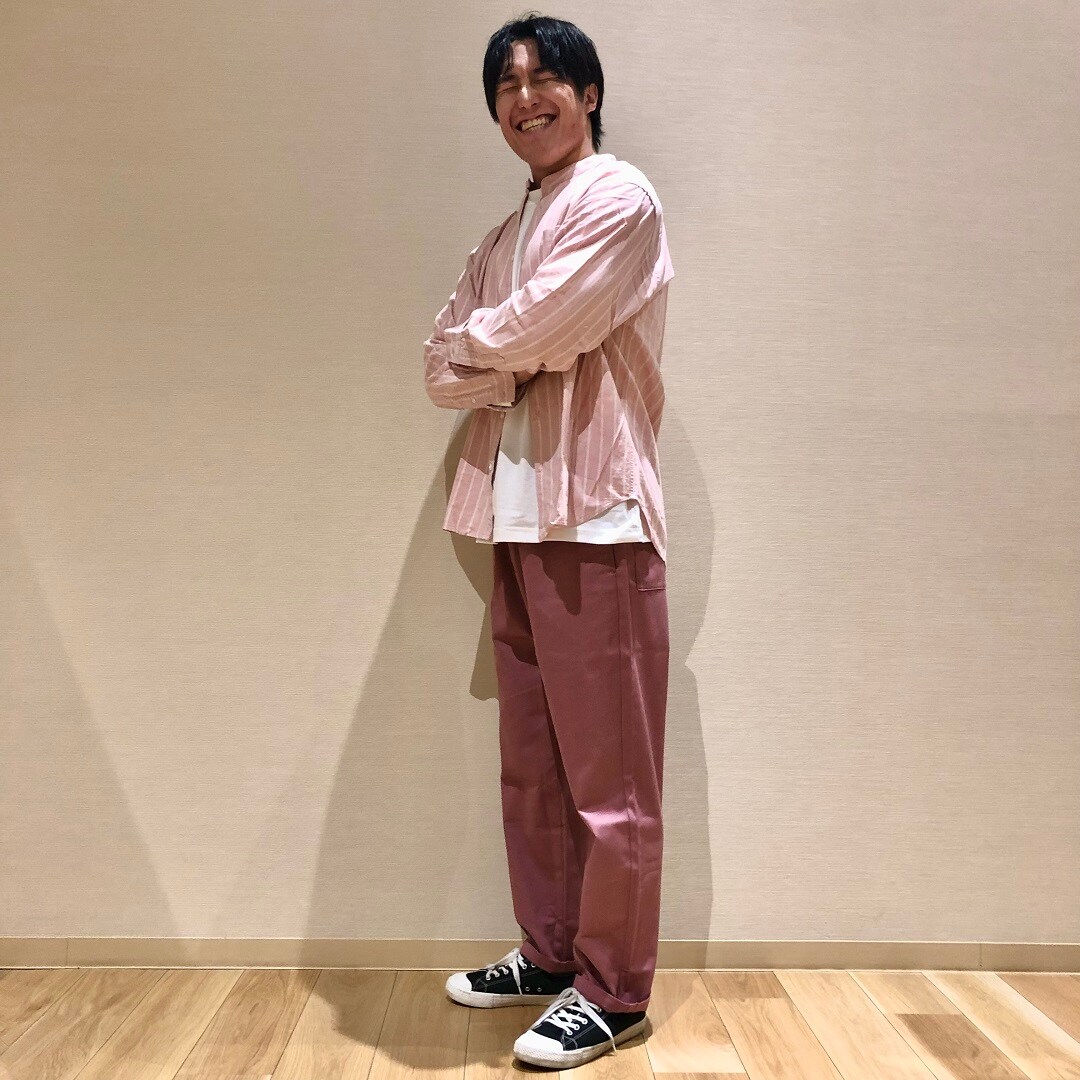 ピンクストライプのシャツにスモーキーピンクのパンツ