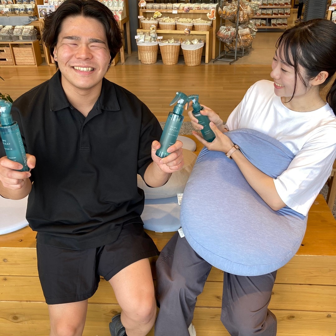 ひんやりボディミストを試す男性と女性