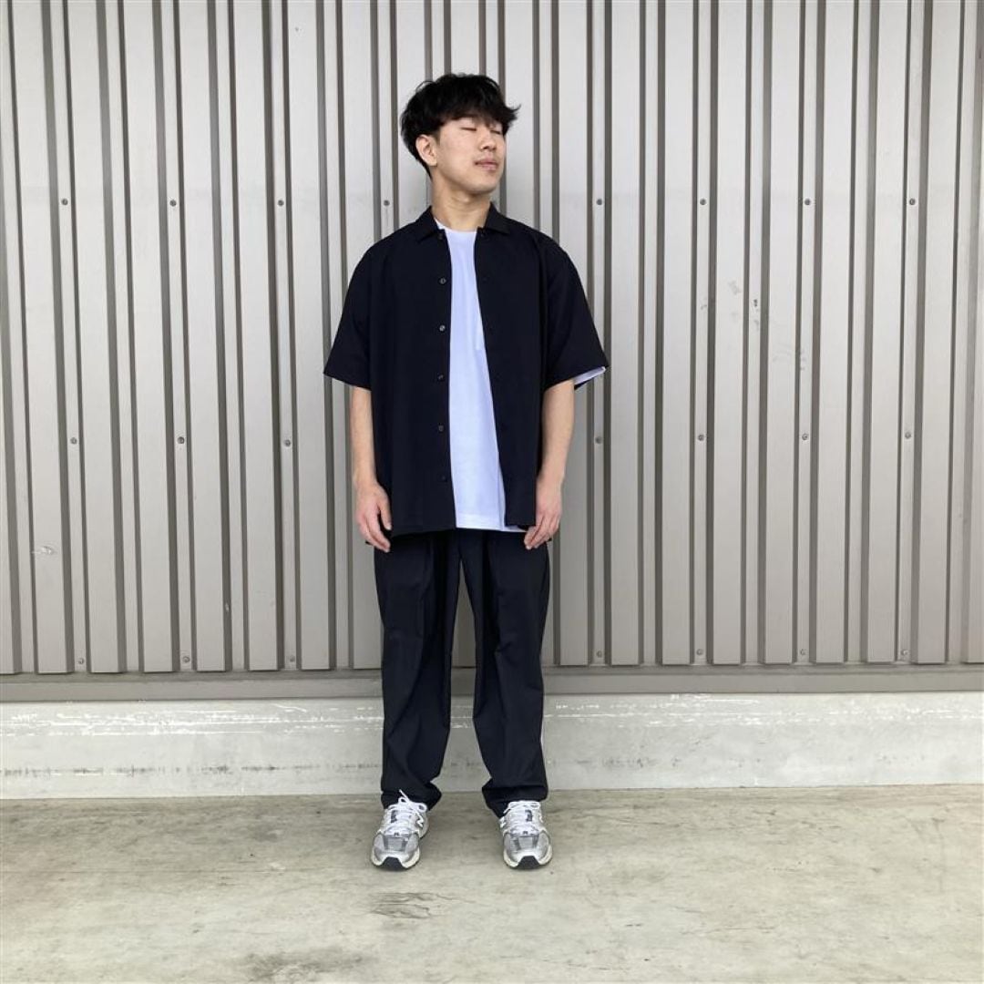 風を通すシャツと合わせた全身