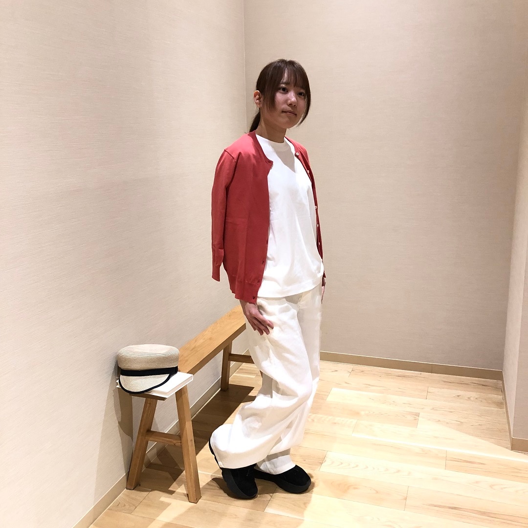 女性立ち全身写真
