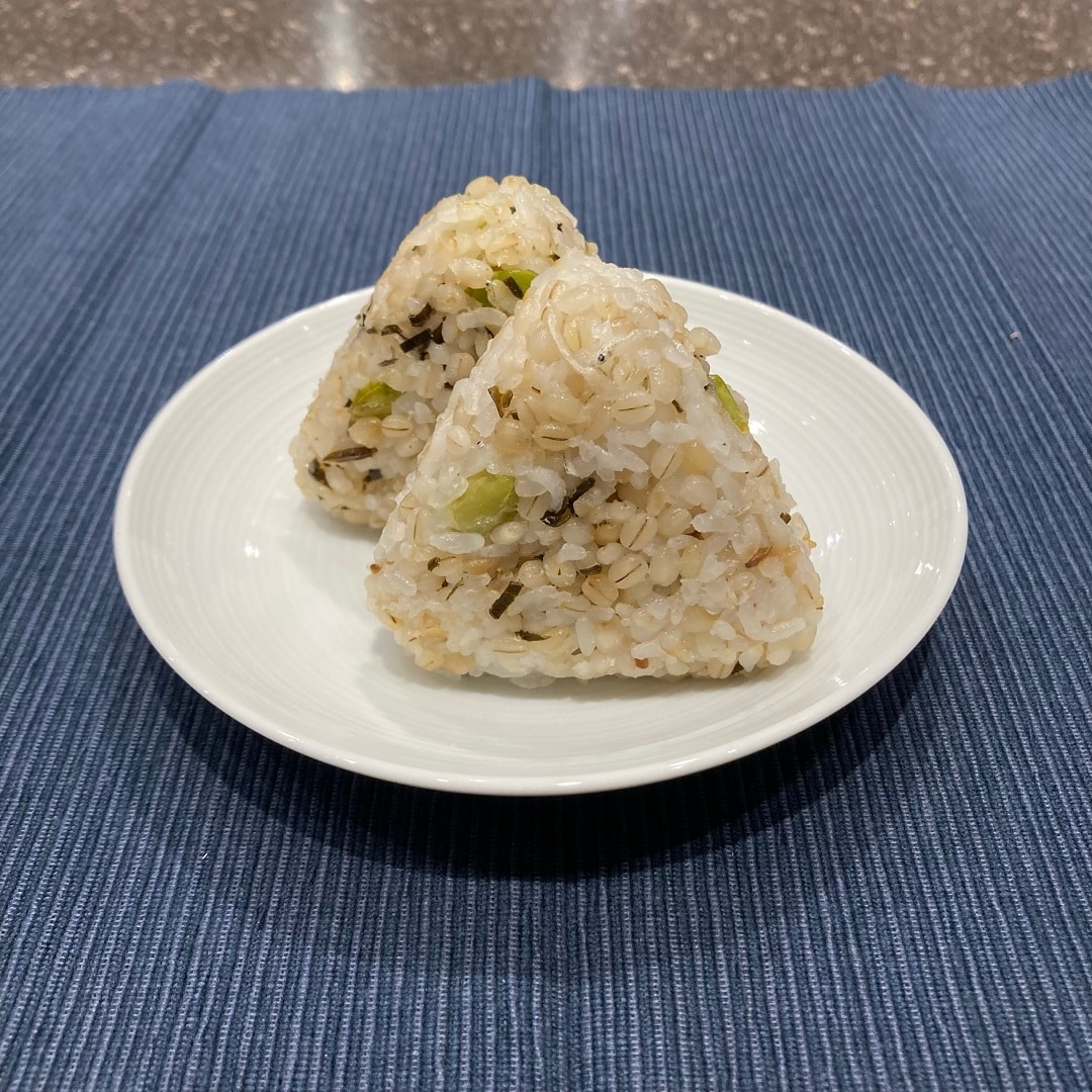 新発売！美味しいもち麦ごはんのおにぎり2種類