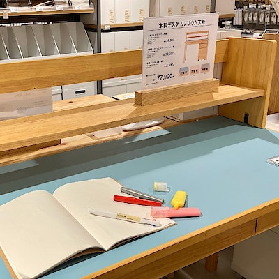 【港南台バーズ】 木目になじむ淡い春色｜木製デスク リノリウム天板